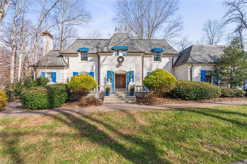 view of front of property with a front yard