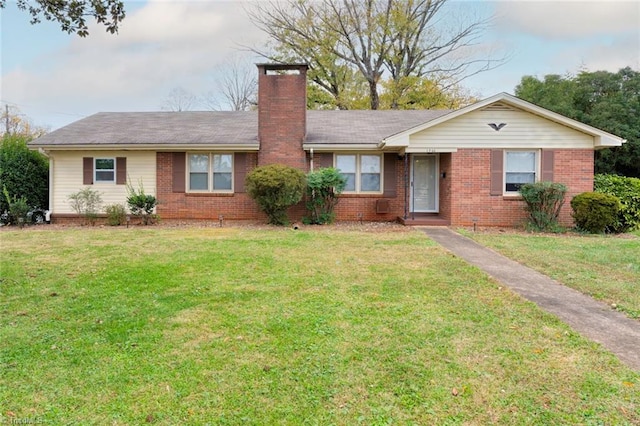 ranch-style home featuring a front lawn