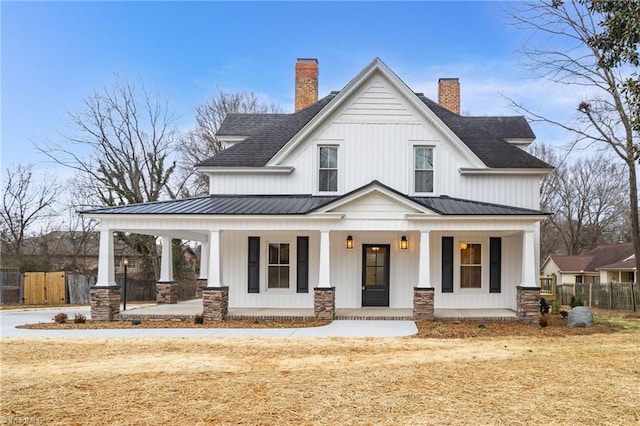 modern farmhouse style home featuring covered porch