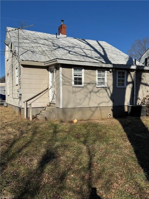 view of side of property featuring a yard