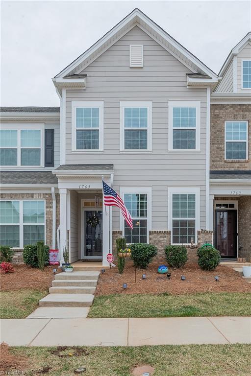 view of front of house with brick siding