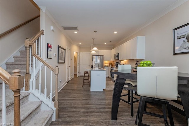 dining area with dark wood-style floors, visible vents, recessed lighting, and crown molding