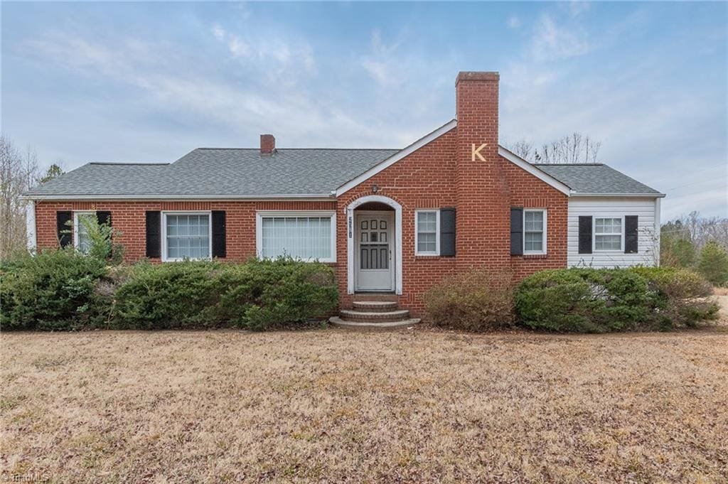 single story home featuring a front yard