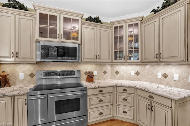 7821 Charles Place Dr, Kernersville, NC 27284 - kitchen featuring cream cabinetry and stainless steel appliances