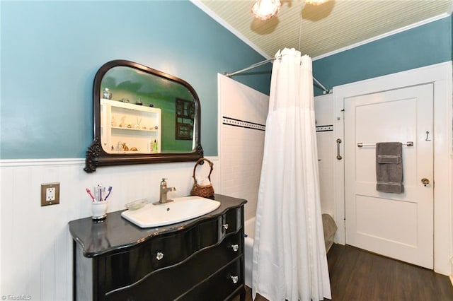 bathroom featuring vanity, crown molding, hardwood / wood-style flooring, ceiling fan, and shower / bathtub combination with curtain