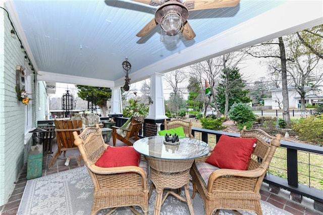 sunroom with ceiling fan