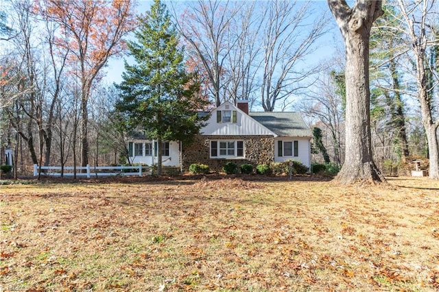 view of front of house with a front lawn