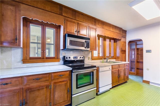 kitchen with sink, appliances with stainless steel finishes, and tasteful backsplash