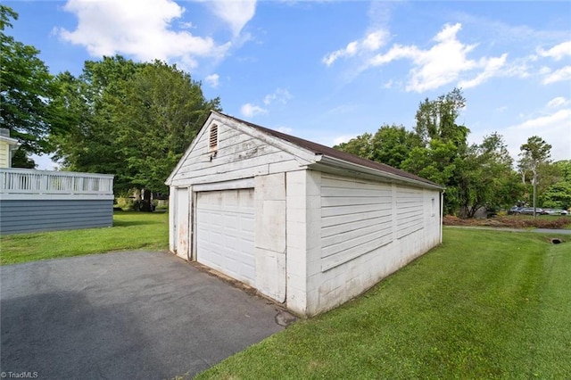 3231 Arlington Dr, Winston-Salem, NC 27103 - detached garage with asphalt driveway