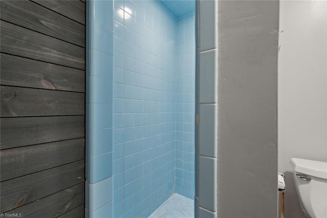 bathroom with toilet and tiled shower