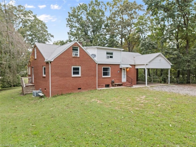 view of front of property featuring a front lawn and a carport