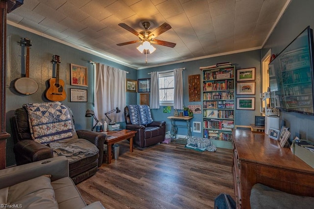 living room with crown molding, a ceiling fan, and wood finished floors