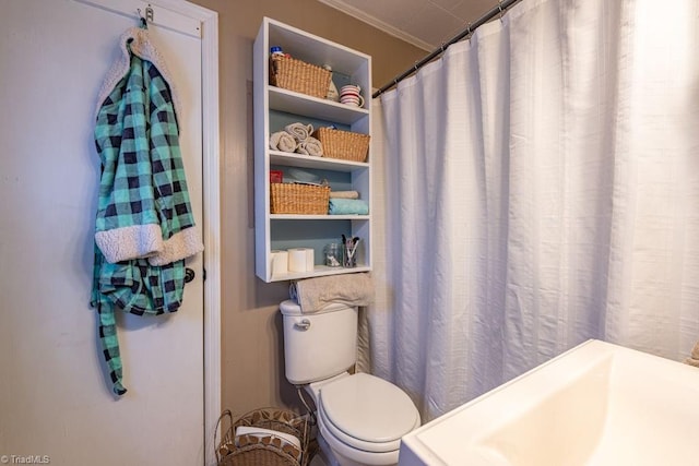 full bath with toilet, a shower with curtain, and ornamental molding