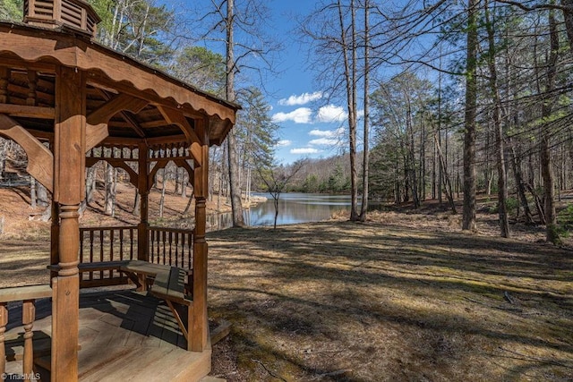 view of yard featuring a water view