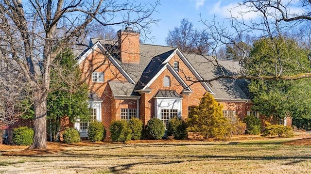 view of front of property featuring a front yard