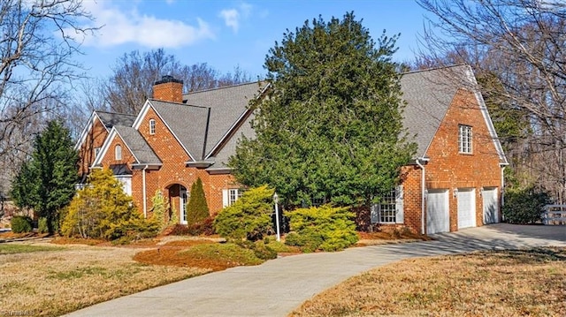 view of front of house featuring a front lawn and a garage