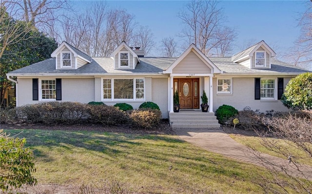 view of front facade featuring a front lawn