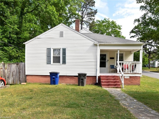 view of front of property featuring a porch and a front lawn