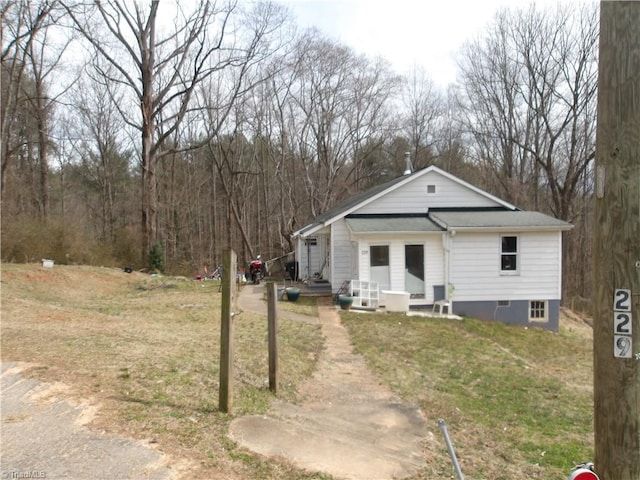 view of front of property with a front yard