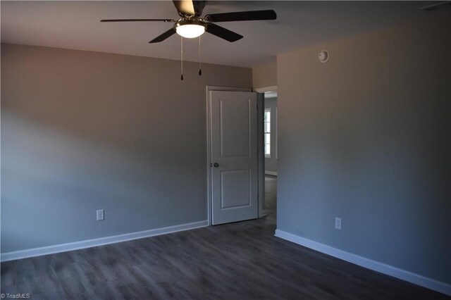 unfurnished room with dark wood-type flooring and ceiling fan