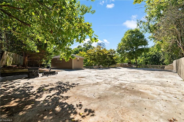 view of yard with a storage shed