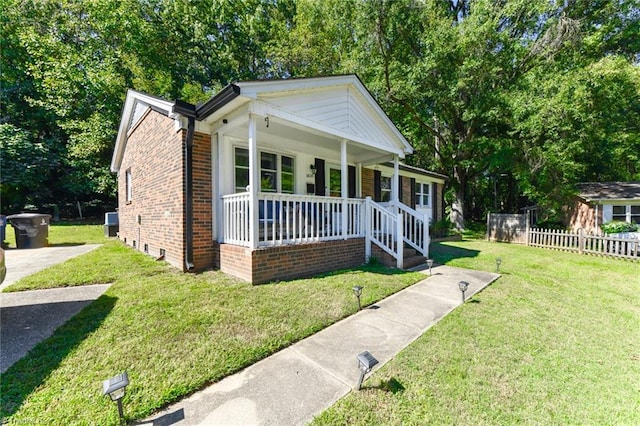 view of front facade with a front lawn and covered porch