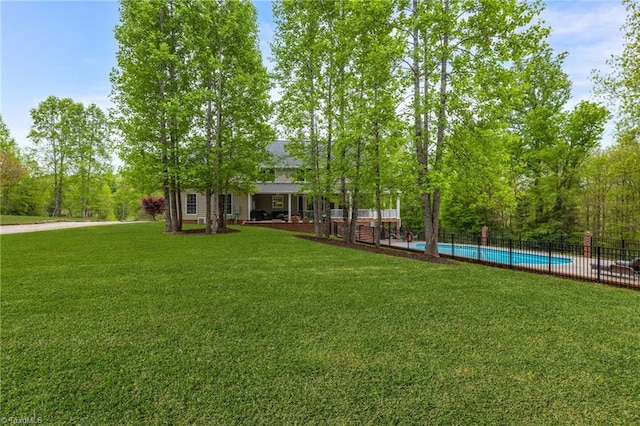 view of yard featuring a fenced in pool