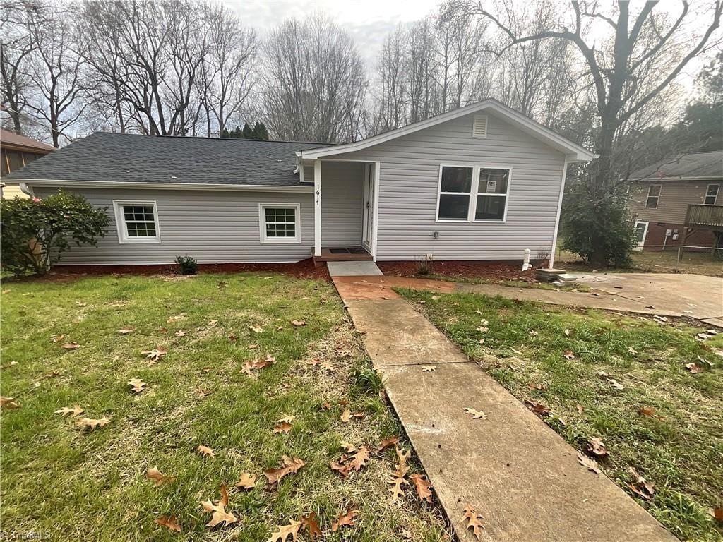 ranch-style home with a front yard