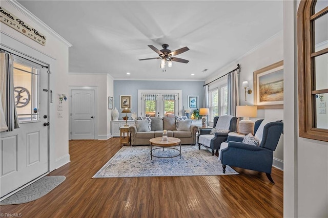 living area with ceiling fan, crown molding, wood finished floors, baseboards, and recessed lighting