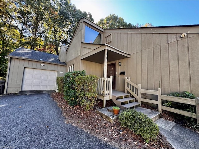 view of front facade featuring covered porch and a garage