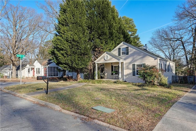 view of front of house featuring a porch and a front lawn