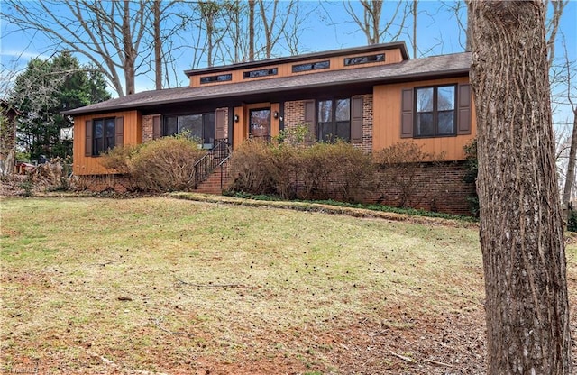 view of front facade featuring a front lawn and brick siding