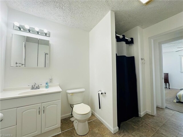 full bathroom with toilet, a shower with shower curtain, vanity, and baseboards