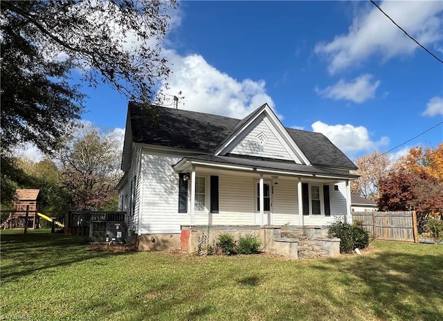 view of front facade with a front yard