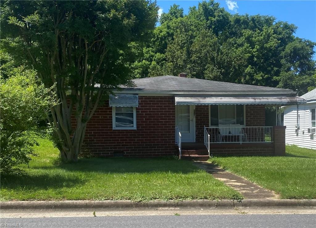 view of front of home featuring a front lawn