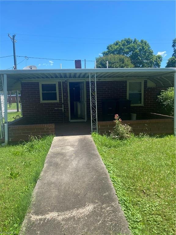 view of front of house featuring a front yard and a carport