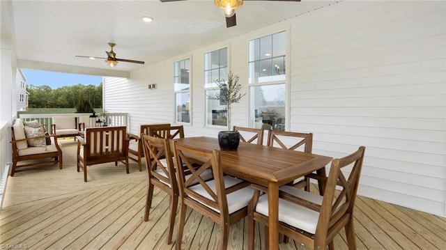 sunroom with ceiling fan