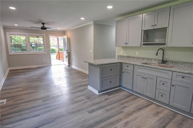 714 Martin St, Greensboro, NC 27406 - kitchen featuring a ceiling fan, ornamental molding, a peninsula, a sink, and gray cabinetry