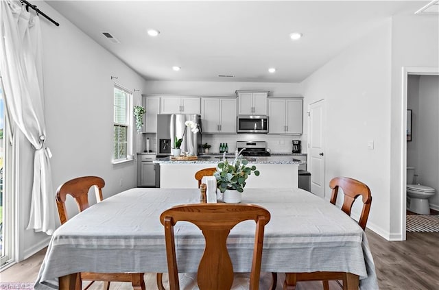 dining room with recessed lighting, baseboards, visible vents, and light wood-style floors