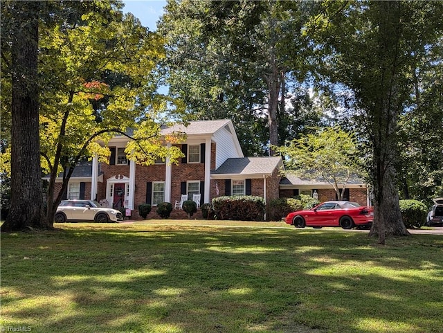 view of front facade featuring a front yard