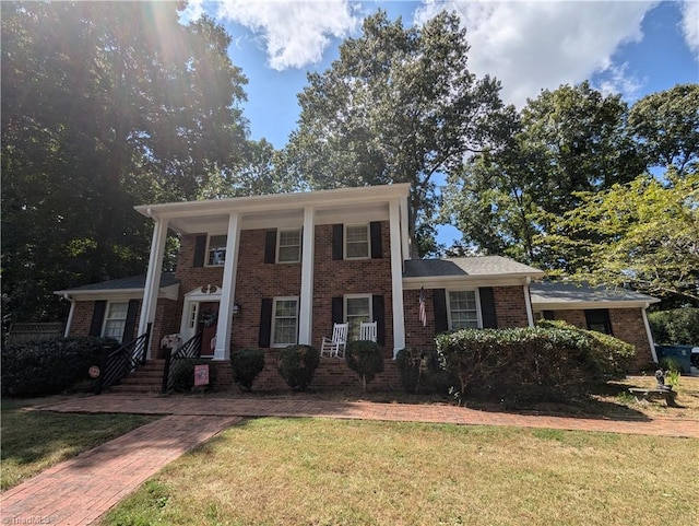 view of front of property featuring a front lawn