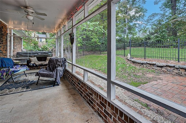 sunroom with ceiling fan