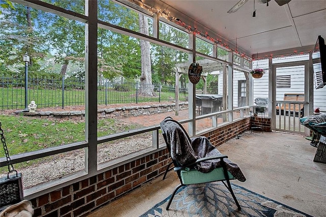 sunroom with ceiling fan