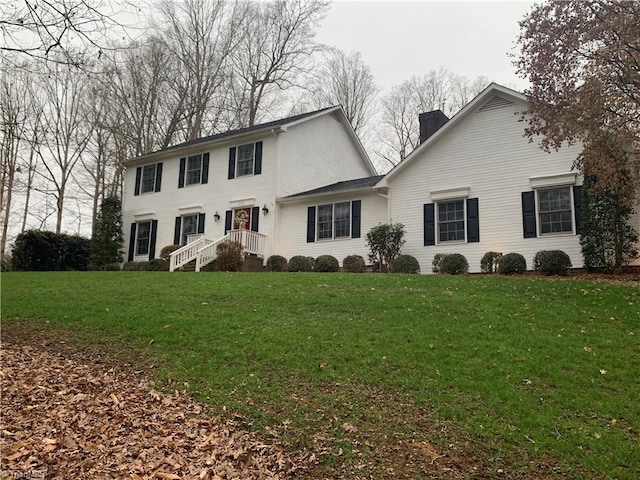 view of front facade with a front yard