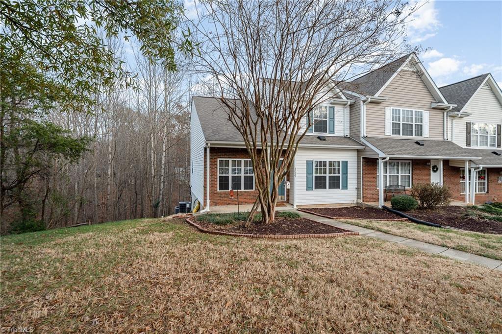 view of front of house with a front yard