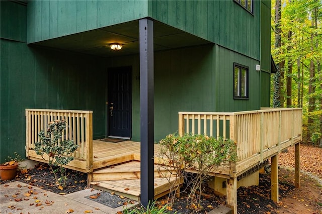 property entrance featuring a deck