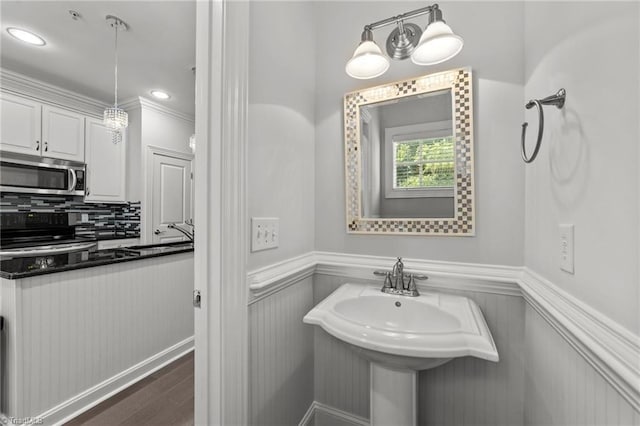 606 Bellemeade St, Greensboro, NC 27401 - bathroom featuring wainscoting, wood finished floors, tasteful backsplash, and recessed lighting