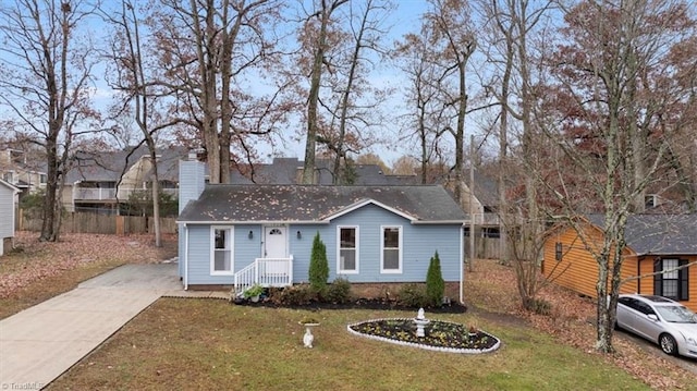 view of front facade featuring a front yard