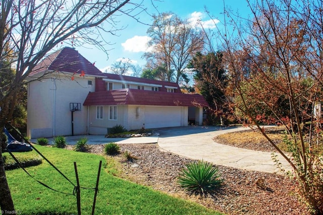 view of front facade featuring a front yard and a garage