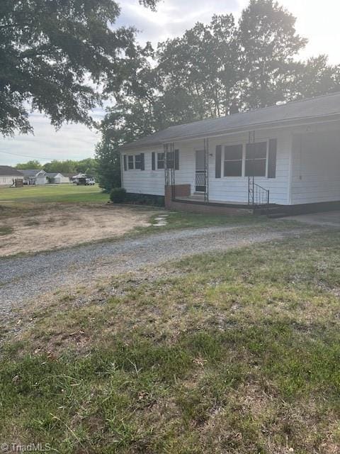 view of front of home with a front lawn